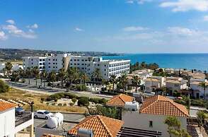 Coral Bay Villa - Sleeps 6 - Pool - Parking