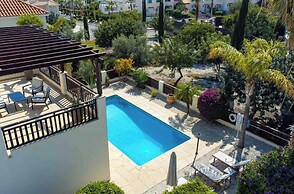 Coral Bay Villa - Sleeps 6 - Pool - Parking