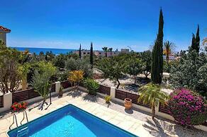 Coral Bay Villa - Sleeps 6 - Pool - Parking