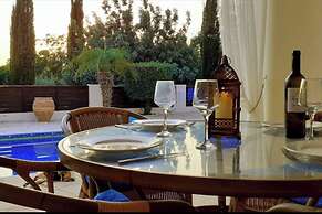 Coral Bay Villa - Sleeps 6 - Pool - Parking