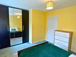 2 Bed End Terrace M4 M25 Heathrow Windsor & London