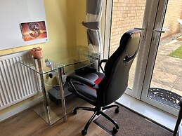 2 Bed End Terrace M4 M25 Heathrow Windsor & London