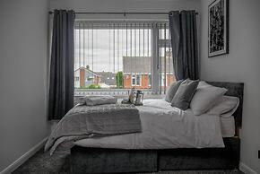 Riverside Retreat - Luxurious 4 Bedroom House