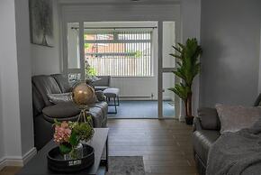 Riverside Retreat - Luxurious 4 Bedroom House