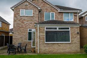 Riverside Retreat - Luxurious 4 Bedroom House
