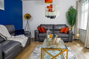 Riverside Retreat - Luxurious 4 Bedroom House