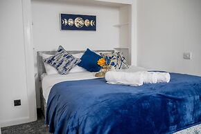 Riverside Retreat - Luxurious 4 Bedroom House