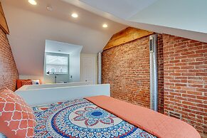 3 Mi to Dtwn: Charming Row House in Pittsburgh