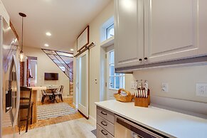 3 Mi to Dtwn: Charming Row House in Pittsburgh