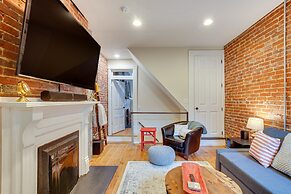 3 Mi to Dtwn: Charming Row House in Pittsburgh