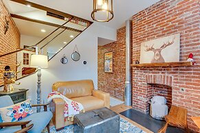 3 Mi to Dtwn: Charming Row House in Pittsburgh