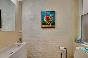 3 Mi to Dtwn: Charming Row House in Pittsburgh