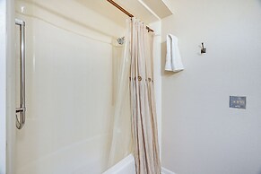 Sun Valley Home w/ Screened Porch & Gas Grill!