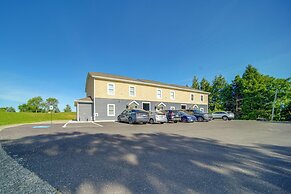 Balcony+ Golf Course View: Quiet Erie Getaway