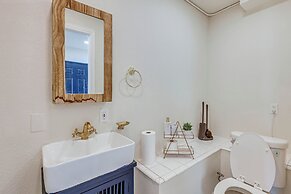 'the Maharaja Retreat' w/ Hot Tub & EV Charger!