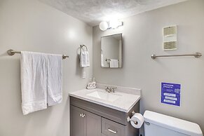 Daytona Condo w/ Community Pool, Walk to Beach!