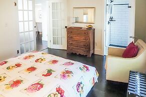 Suttons Bay Home In Town - 2 Blocks to Beach!