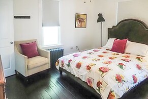 Suttons Bay Home In Town - 2 Blocks to Beach!