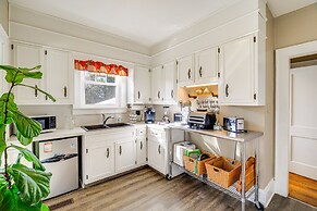 1 Mi to Dtwn: Bristol Cottage w/ Hot Tub & Grill!