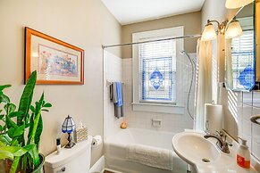 1 Mi to Dtwn: Bristol Cottage w/ Hot Tub & Grill!