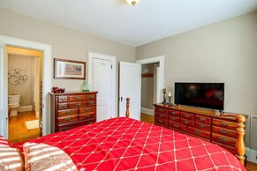 1 Mi to Dtwn: Bristol Cottage w/ Hot Tub & Grill!