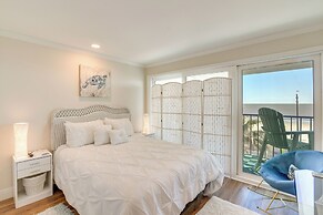 Galveston Beachfront Condo: Balcony & Pool Access!