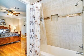 2 Mi to Downtown: Lake Charles Apartment