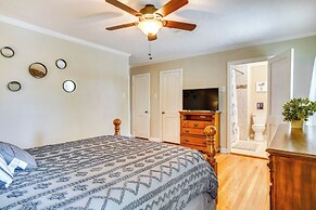 2 Mi to Downtown: Lake Charles Apartment