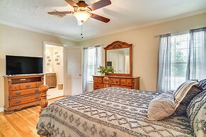 2 Mi to Downtown: Lake Charles Apartment