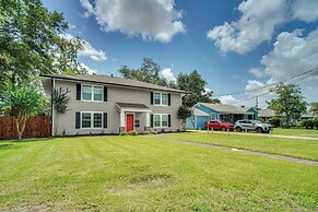 2 Mi to Downtown: Lake Charles Apartment