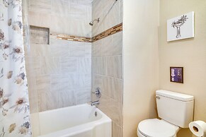 2 Mi to Downtown: Lake Charles Apartment