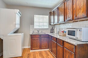 2 Mi to Downtown: Lake Charles Apartment