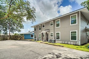 2 Mi to Downtown: Lake Charles Apartment