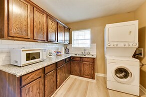 Charming Lake Charles Apartment: 2 Mi to Lake!