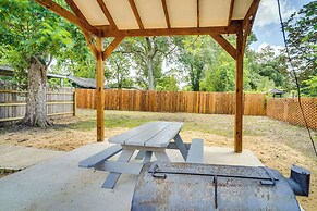Charming Lake Charles Apartment: 2 Mi to Lake!