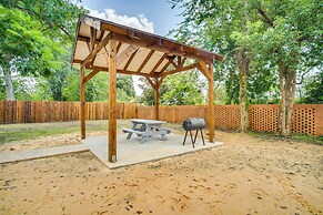 Charming Lake Charles Apartment: 2 Mi to Lake!