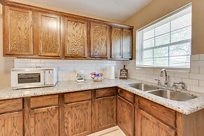 Charming Lake Charles Apartment: 2 Mi to Lake!