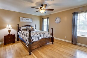 Charming Lake Charles Apartment: 2 Mi to Lake!