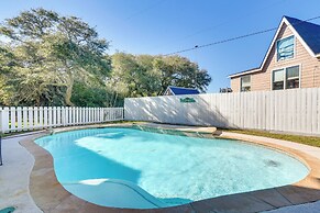 Galveston Getaway: Spacious Home < 1 Mi to Beaches
