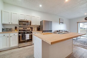 4 Mi to Lake: Golf-view Erie Condo w/ Porch