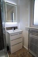 Modern 2 Bedroom Home in Edinburgh, Free Parking