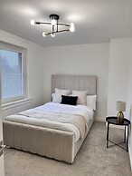 Modern 2 Bedroom Home in Edinburgh, Free Parking