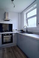 Modern 2 Bedroom Home in Edinburgh, Free Parking