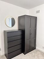 Modern 2 Bedroom Home in Edinburgh, Free Parking