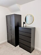 Modern 2 Bedroom Home in Edinburgh, Free Parking