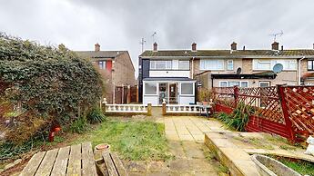Lovely 3 Bedroom House in Dagenham With Parking