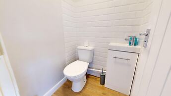 Lovely 3 Bedroom House in Dagenham With Parking