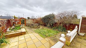 Lovely 3 Bedroom House in Dagenham With Parking