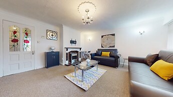 Lovely 3 Bedroom House in Dagenham With Parking