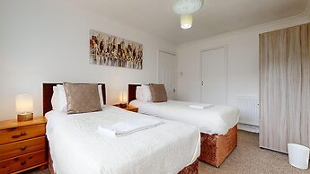 Lovely 3 Bedroom House in Dagenham With Parking